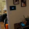 Giá treo tường máy tính bảng HomeAssistant tích hợp ổ điện (Ender 3 friendly) - Thumbnail 1