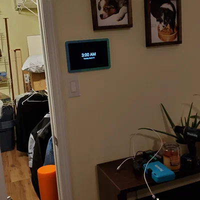 Giá treo tường máy tính bảng HomeAssistant tích hợp ổ điện (Ender 3 friendly)
