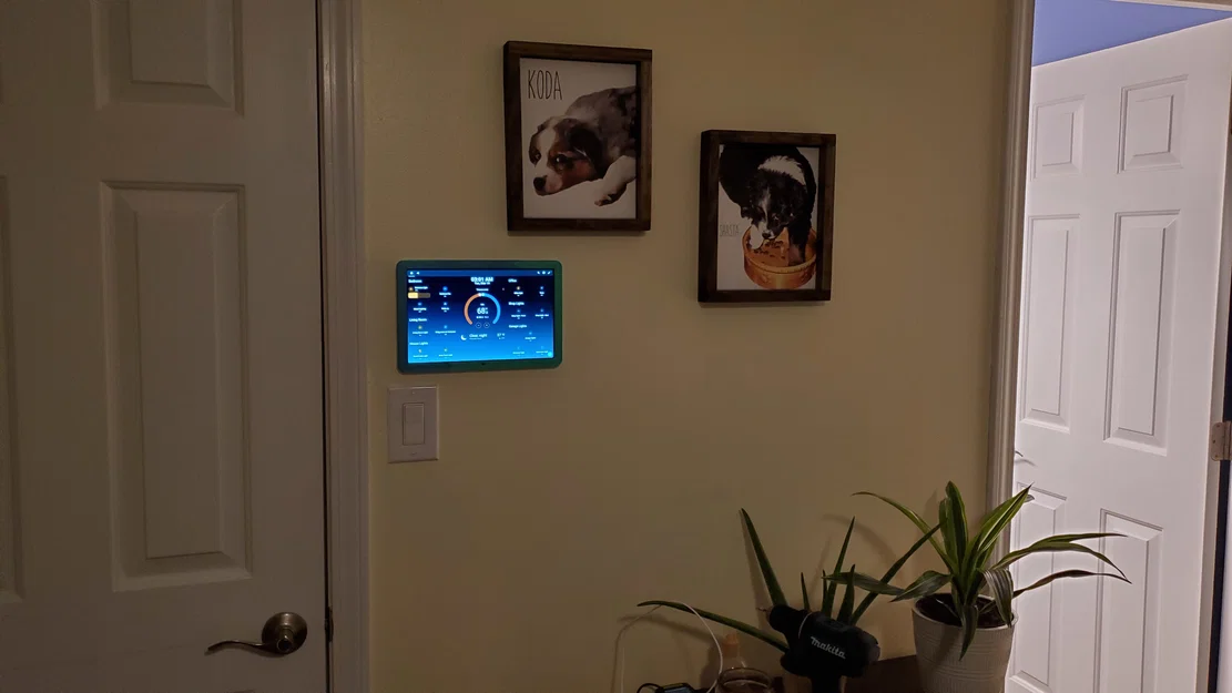 Giá treo tường máy tính bảng HomeAssistant tích hợp ổ điện (Ender 3 friendly) - Image 2