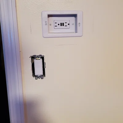 Giá treo tường máy tính bảng HomeAssistant tích hợp ổ điện (Ender 3 friendly)