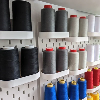 Khay Ikea Skadis để đựng cuộn chỉ hình nón cho Overlock/Serger