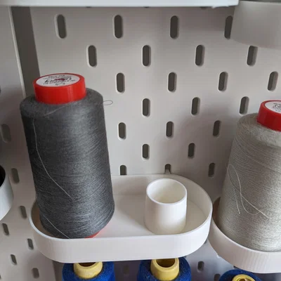 Khay Ikea Skadis để đựng cuộn chỉ hình nón cho Overlock/Serger