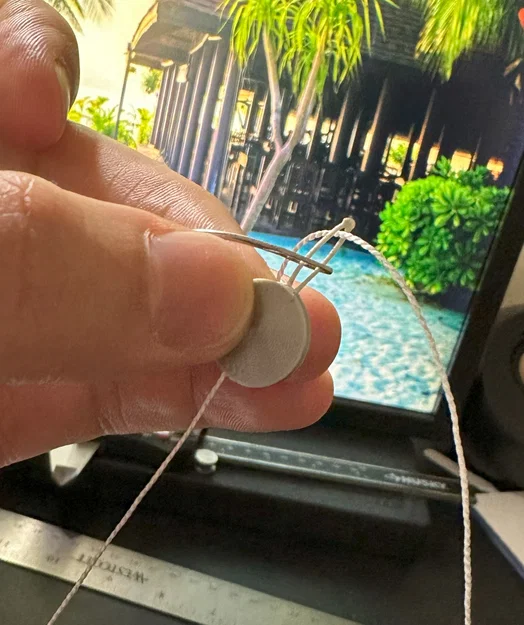 Dụng cụ xỏ kim chỉ 3D (Simple Needle Threader) nhỏ gọn tiện lợi - Image 1