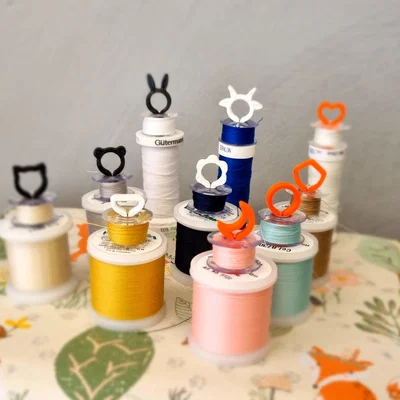 Giá giữ spool & bobbin để lưu trữ chỉ theo cặp đúng màu, tiện lợi