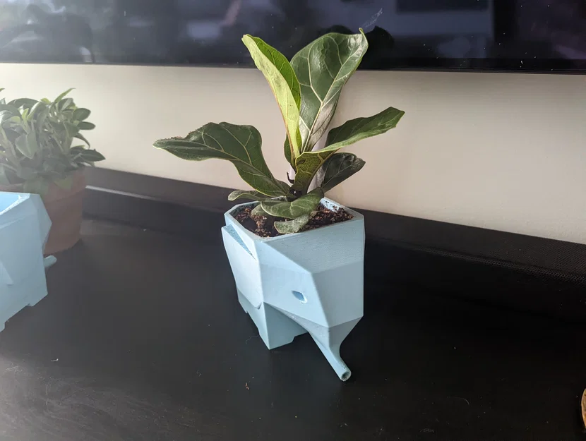 Chậu cây hình voi có vòi thoát nước (Elephant Plant Pot with Drainage Snout) - Image 1