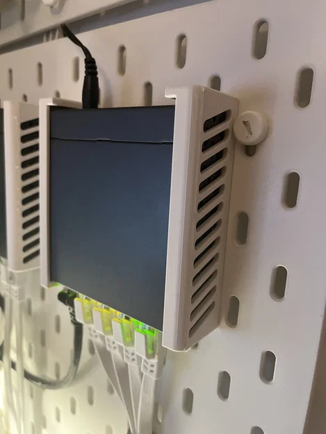 Ngàm gắn switch TP-Link TL-SG105 lên bảng treo IKEA Skådis - Image 1