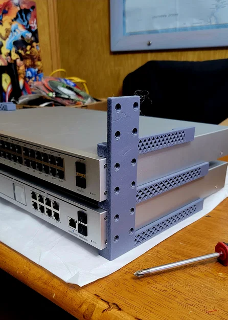 Giá đỡ rack để bàn cho Unifi Desktop Server (Rack Mount) - Image 1