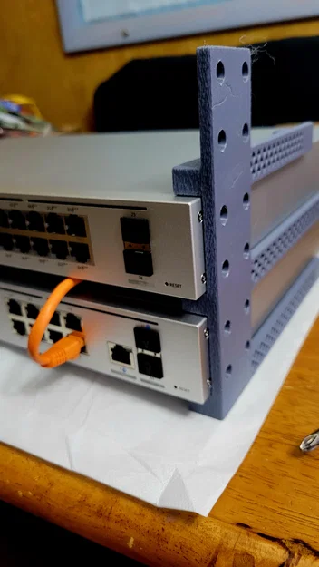 Giá đỡ rack để bàn cho Unifi Desktop Server (Rack Mount) - Image 2