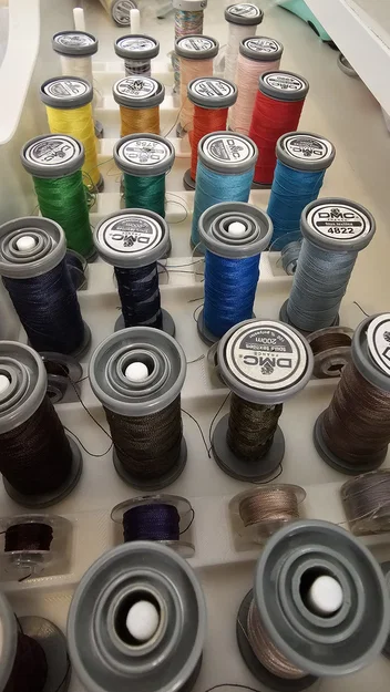 Khay sắp xếp chỉ may và suốt chỉ (Threads & Bobbins Organizer) - Image 2