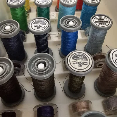 Khay sắp xếp chỉ may và suốt chỉ (Threads & Bobbins Organizer)