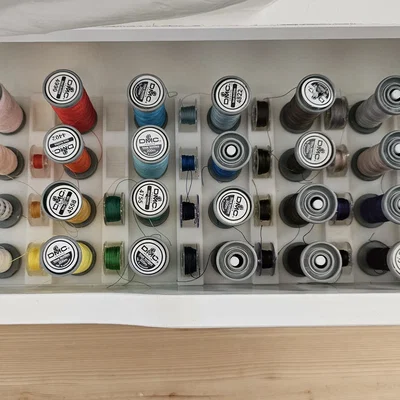 Khay sắp xếp chỉ may và suốt chỉ (Threads & Bobbins Organizer)