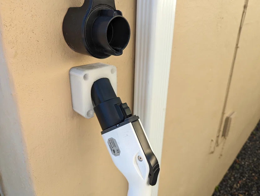Giá treo đầu sạc J1772 kèm adapter Tesla/NACS dùng ngoài trời - Image 1