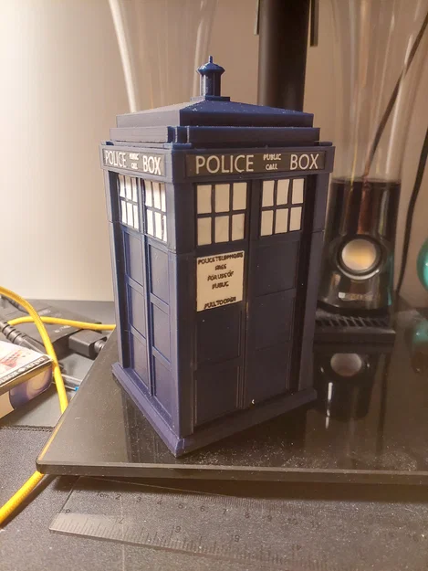 Hộp Deckbox Commander Magic Doctor Who dạng TARDIS - Image 1