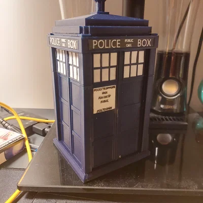 Hộp Deckbox Commander Magic Doctor Who dạng TARDIS