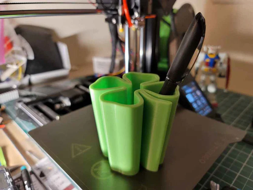 Ống cắm bút hình cỏ ba lá Lucky Shamrock 3D - Thiết kế độc đáo - Image 1