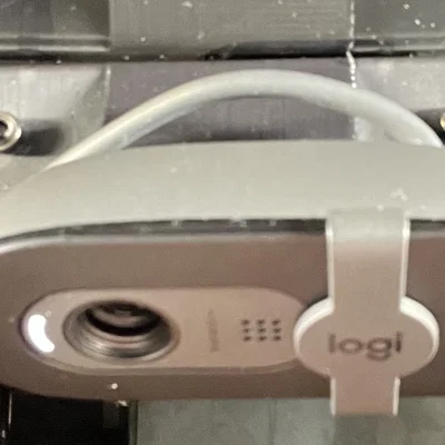 Bát gắn Logitech Brio 101 lên thanh nhôm định hình 2020