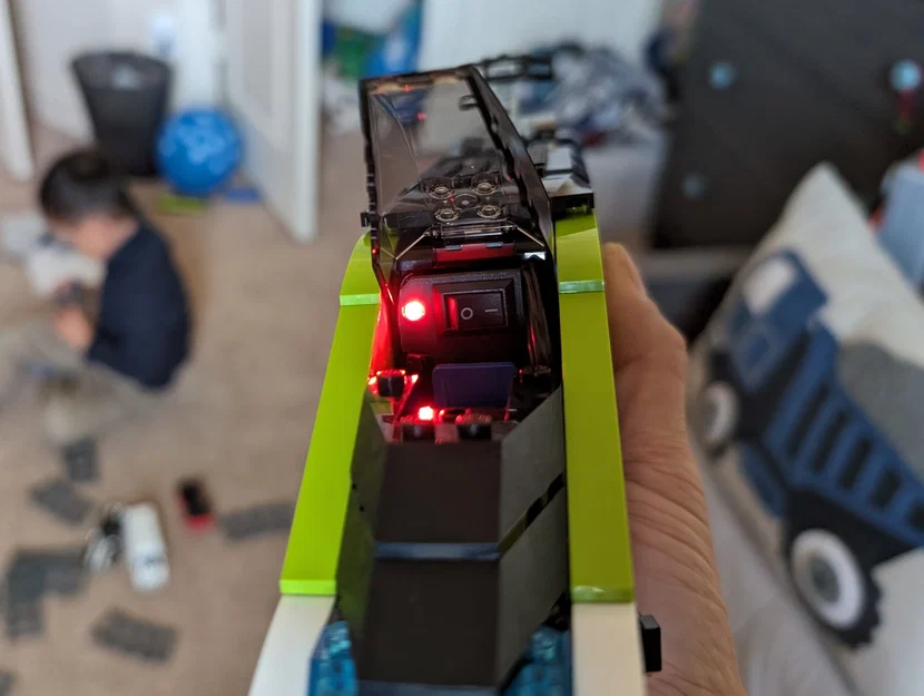 Mod Lego Train 60337: Pin 18650 sạc lại + Boost 9V (TP4056) - Image 3