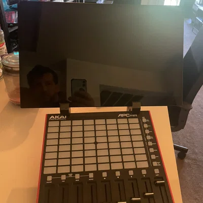 Giá đỡ Akai APC Mini MKII kèm khay đặt màn hình/iPad in 3D