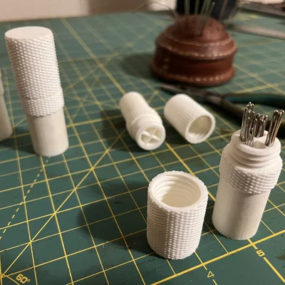Hộp đựng kim dạng phân đoạn (Segmented needle container)