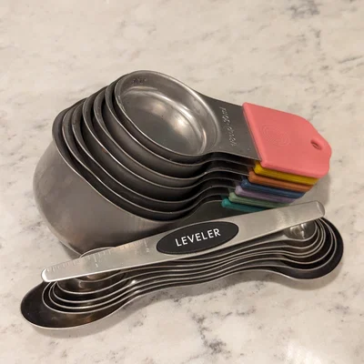Giá đỡ cốc & muỗng đong nam châm (Magnetic Measuring Cup and Spoon Holder)