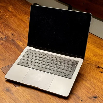 Kệ đỡ Laptop 13–15 inch – Snapfit hoặc dùng dụng cụ