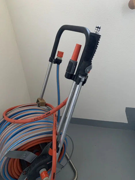 Giá treo/kẹp sắp xếp dây vòi Gardena (hose holder/organizer) - Image 1