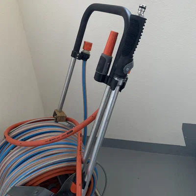Giá treo/kẹp sắp xếp dây vòi Gardena (hose holder/organizer)
