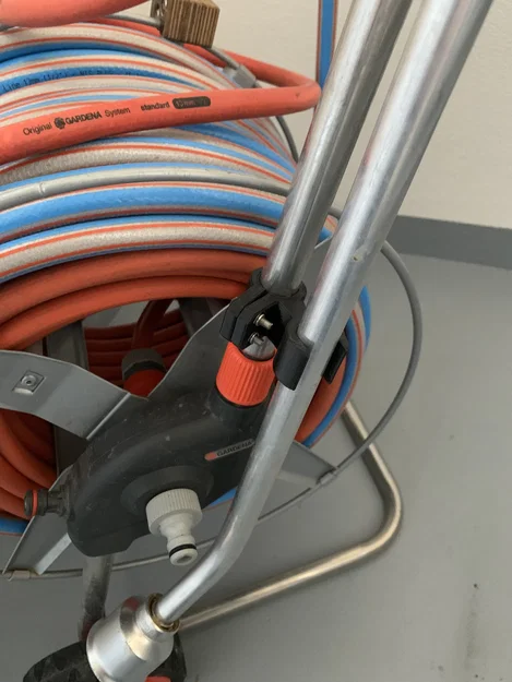 Giá treo/kẹp sắp xếp dây vòi Gardena (hose holder/organizer) - Image 2