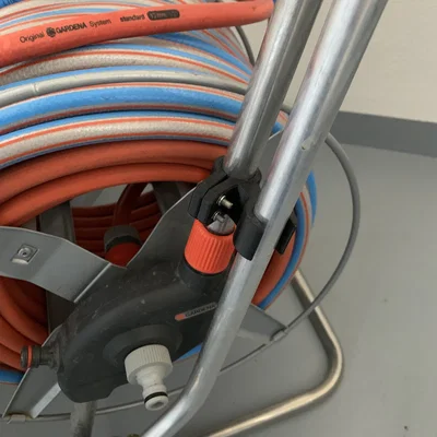 Giá treo/kẹp sắp xếp dây vòi Gardena (hose holder/organizer)