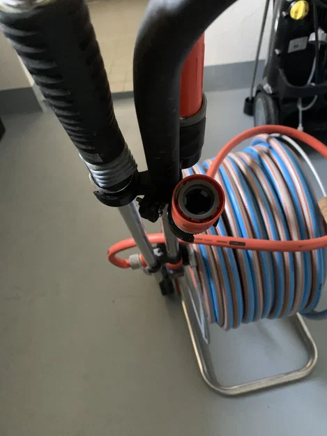 Giá treo/kẹp sắp xếp dây vòi Gardena (hose holder/organizer) - Image 3