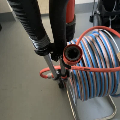 Giá treo/kẹp sắp xếp dây vòi Gardena (hose holder/organizer)