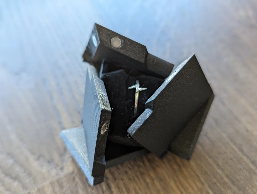 Hộp Nhẫn Kinetic (Kinetic Ring Box) - Image 1