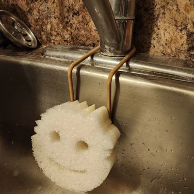 Móc treo Scrub Daddy cho vòi nước một cần