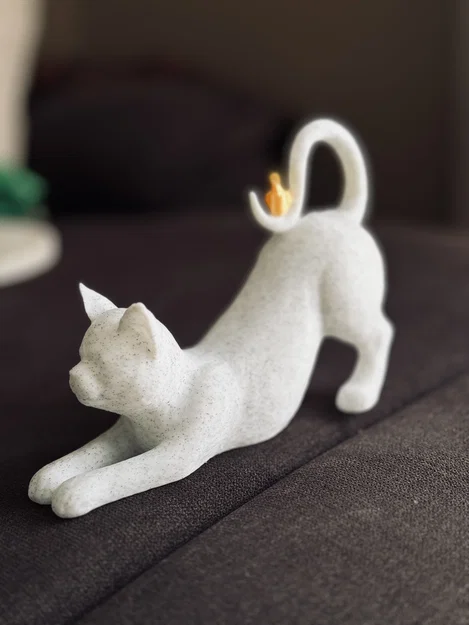 Mèo vươn mình với chim đậu trên đuôi - Image 1