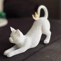 Mèo vươn mình với chim đậu trên đuôi - Thumbnail 1