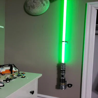 Giá treo tường lightsaber Savi's Workshop