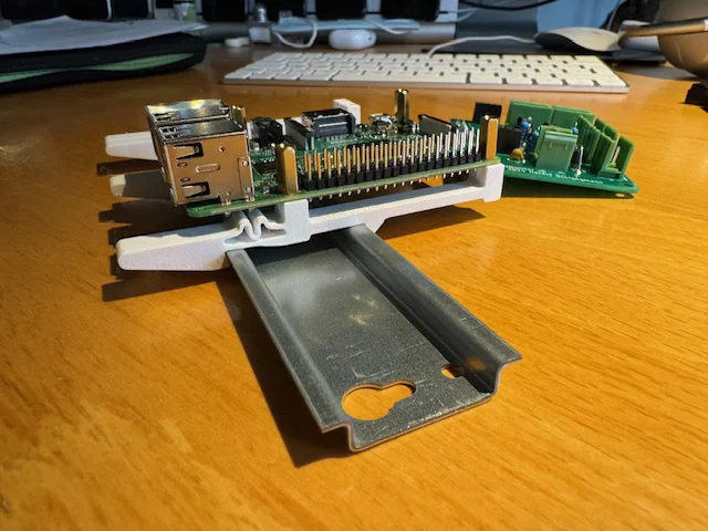 Ngàm DIN Rail profile thấp cho Raspberry Pi 3/4/5 - Image 1