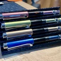 Giá Đỡ Bút Máy 4 Khe Tiện Lợi - Thiết Kế Cho Bàn Làm Việc - Thumbnail 1