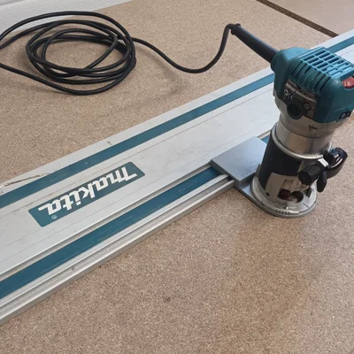 Adapter plate cho máy phay cầm tay Makita RT0700 để chạy trên thanh dẫn hướng Makita