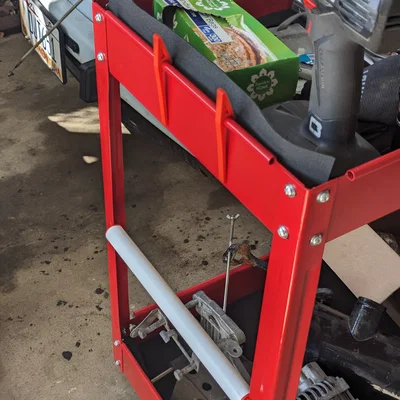 Phụ kiện xe đẩy dụng cụ Harbor Freight: găng tay, khăn giấy, thùng rác, ly/bình