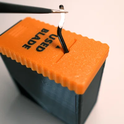 Hộp tiêu hủy lưỡi dao (Blade Disposal)
