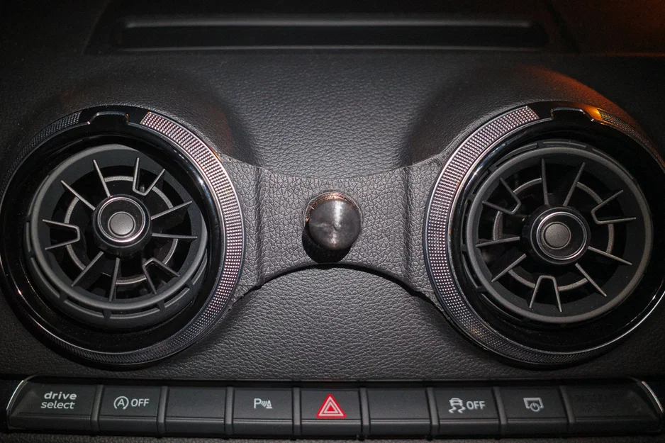 Đế gắn điện thoại khe gió Audi A3 2016-2020 (air vent phone holder base) - Image 2