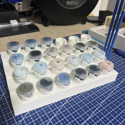 Giá đỡ 24 hũ màu và cọ vẽ tranh số hóa in 3D tiện lợi