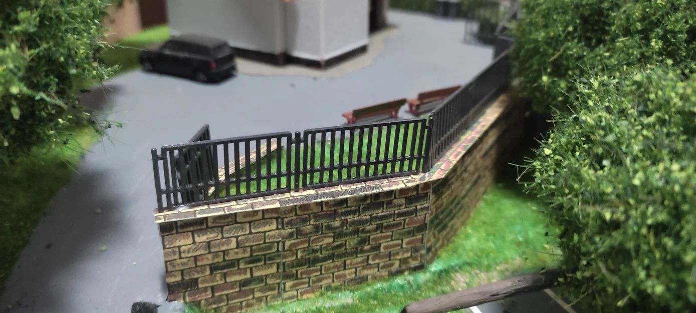 Mô hình hàng rào thép kèm cổng tỉ lệ 1:87 cho sa bàn H0 - Image 1