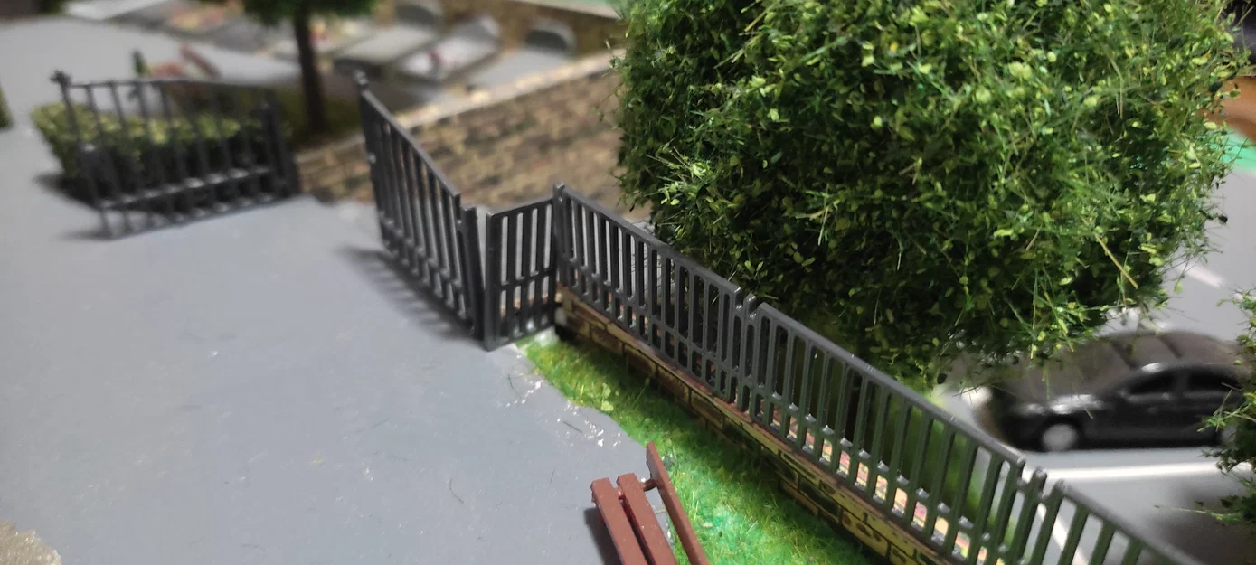 Mô hình hàng rào thép kèm cổng tỉ lệ 1:87 cho sa bàn H0 - Image 3
