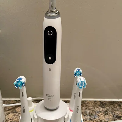 Giá đỡ Oral-B iO cho 4 đầu bàn chải kèm vòng màu