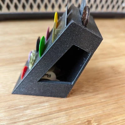 Hộp đựng plectrum (tùy chọn) có chỗ cho thumb pick