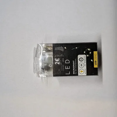 Trang trí tường Chim với đèn LED hắt sáng