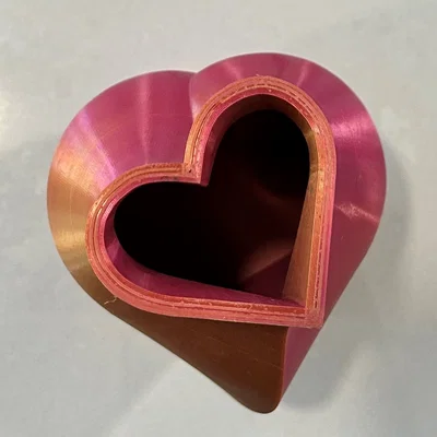 Bình hoa trái tim Valentine xoắn nhẹ