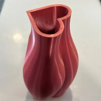 Bình hoa trái tim Valentine xoắn nhẹ